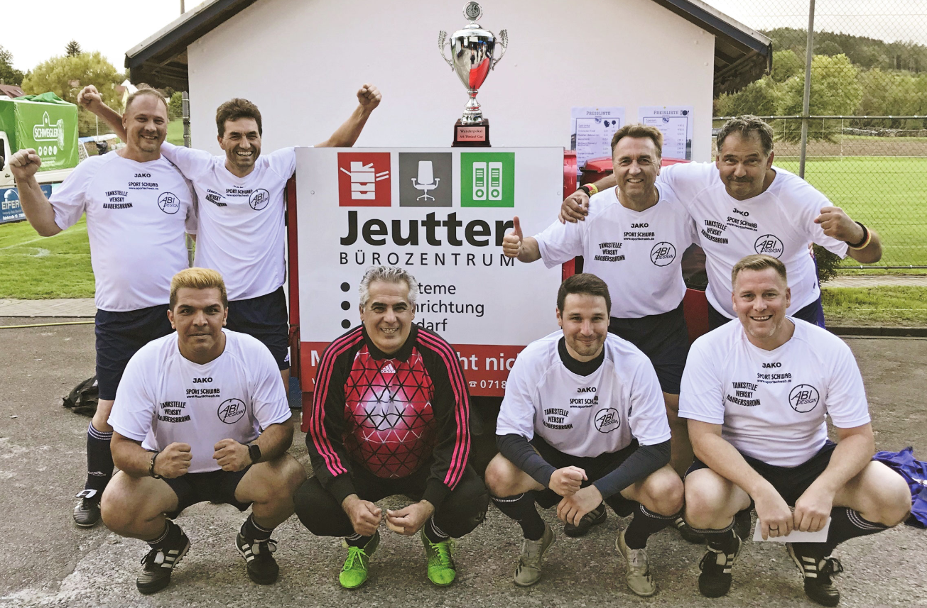 Zu sehen sind die stolzen Turniersieger des AH-Wieslauf-Cup 2022 vor heimischer Kulisse