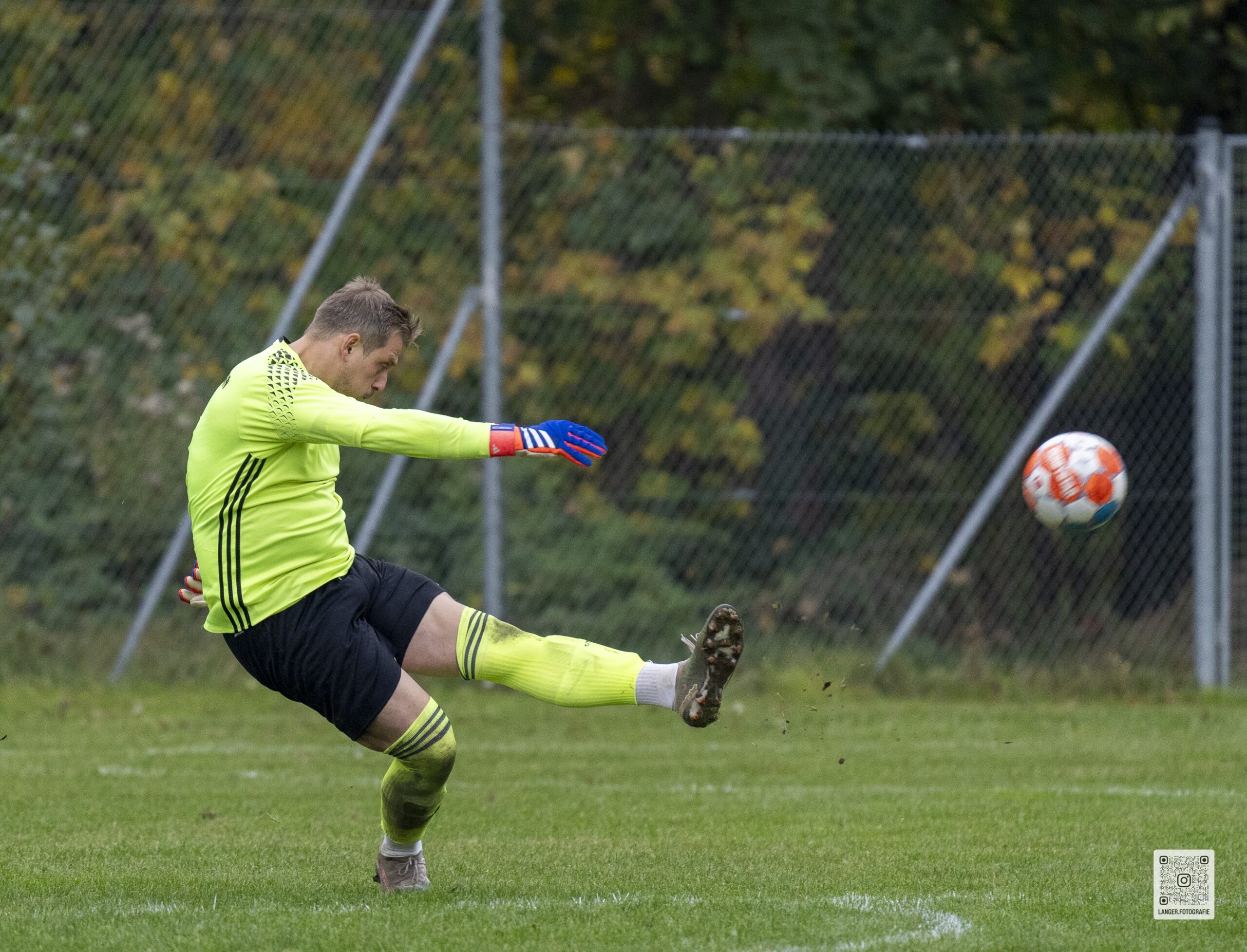 Bild aus dem Spiel TSV Haubersbronn gegen KTSV Hößlinswart am 03.11.24 Toni J. bei einem seiner weiten Abschläge, die man sonst nur von Tiger Woods kennt.