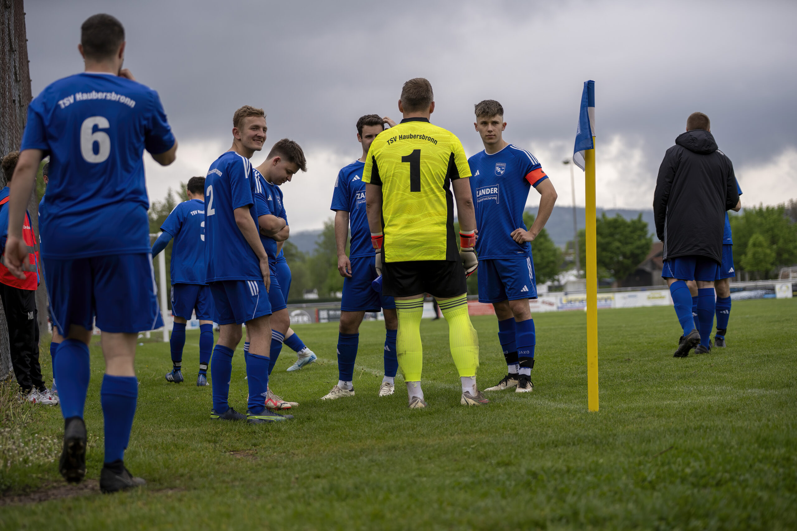 Bild aus dem Spiel TSV Haubersbronn gegen Höfen Baach am 04.05.25. Die Mannschaft vor dem Spiel an der Eckfahne bereit zum einlaufen.