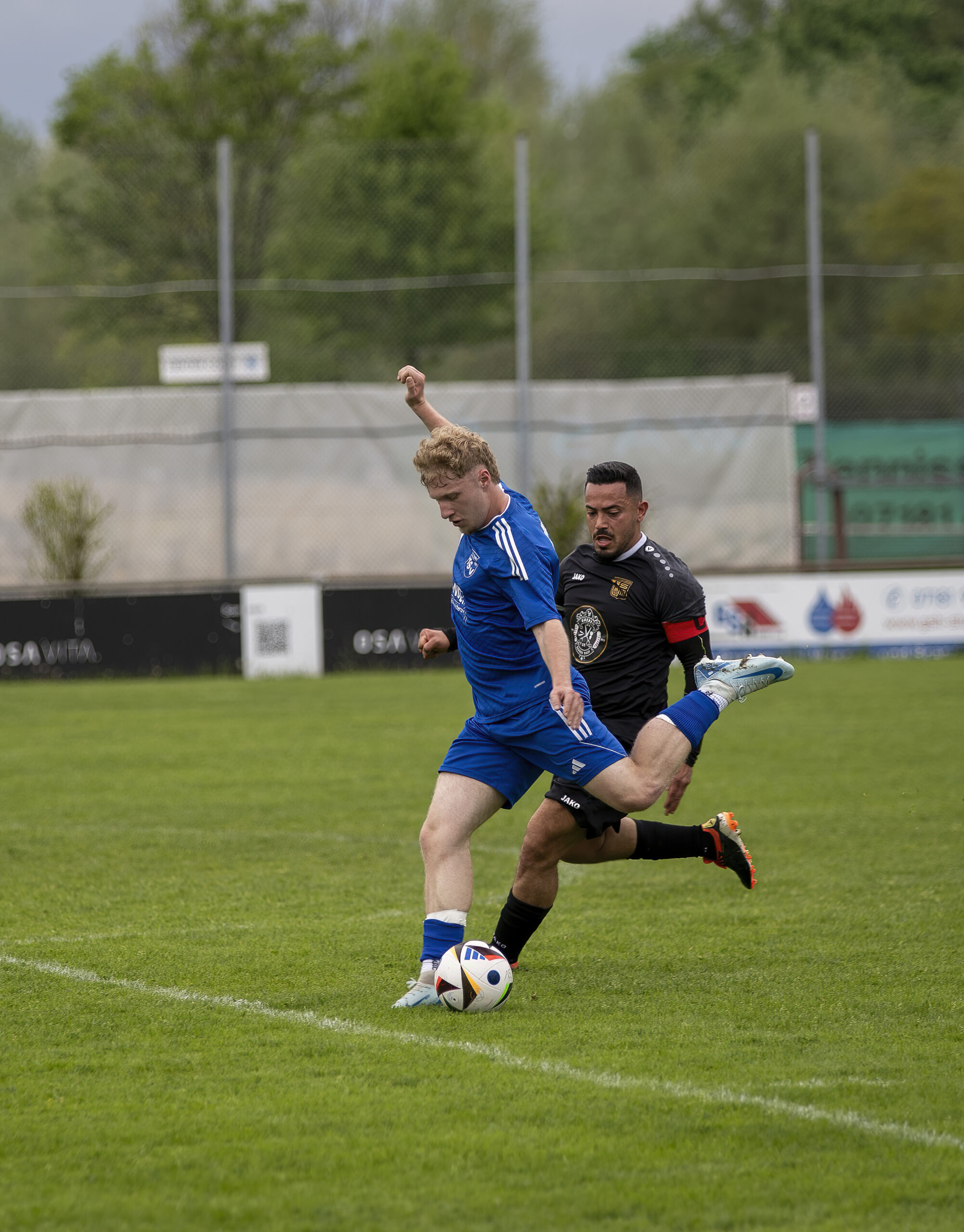 Bild aus dem Spiel TSV Haubersbronn gegen Höfen Baach am 04.05.25. Der Stürmer Yanik S. ist von seinem Gegenspieler nicht zu stoppen und holt zu einem seiner gefährlichen Abschlüsse aus.