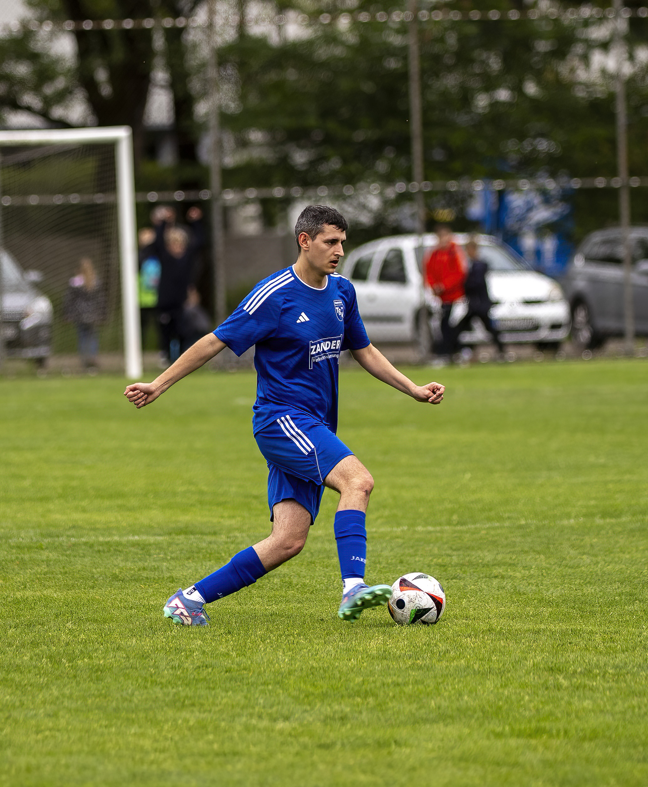 Bild aus dem Spiel TSV Haubersbronn gegen Höfen Baach am 04.05.25. Das Eigengewächs Kevin E. treibt das Spiel als Innenverteidiger mit seiner visionären Übersicht an.