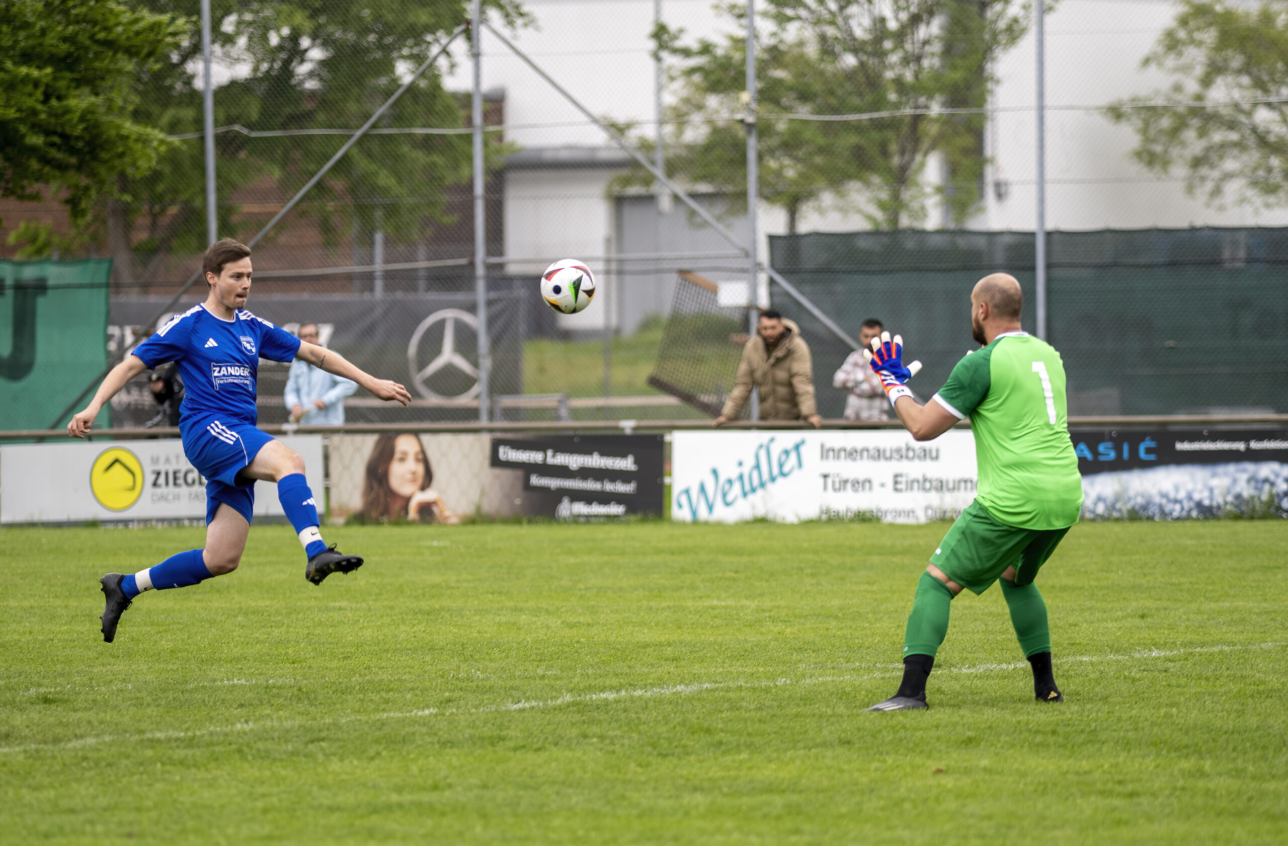 Bild aus dem Spiel TSV Haubersbronn gegen Höfen Baach am 04.05.25. Peter F. überlupft den Torhüter in gewohnter Lässigkeit zum Siegtreffer.