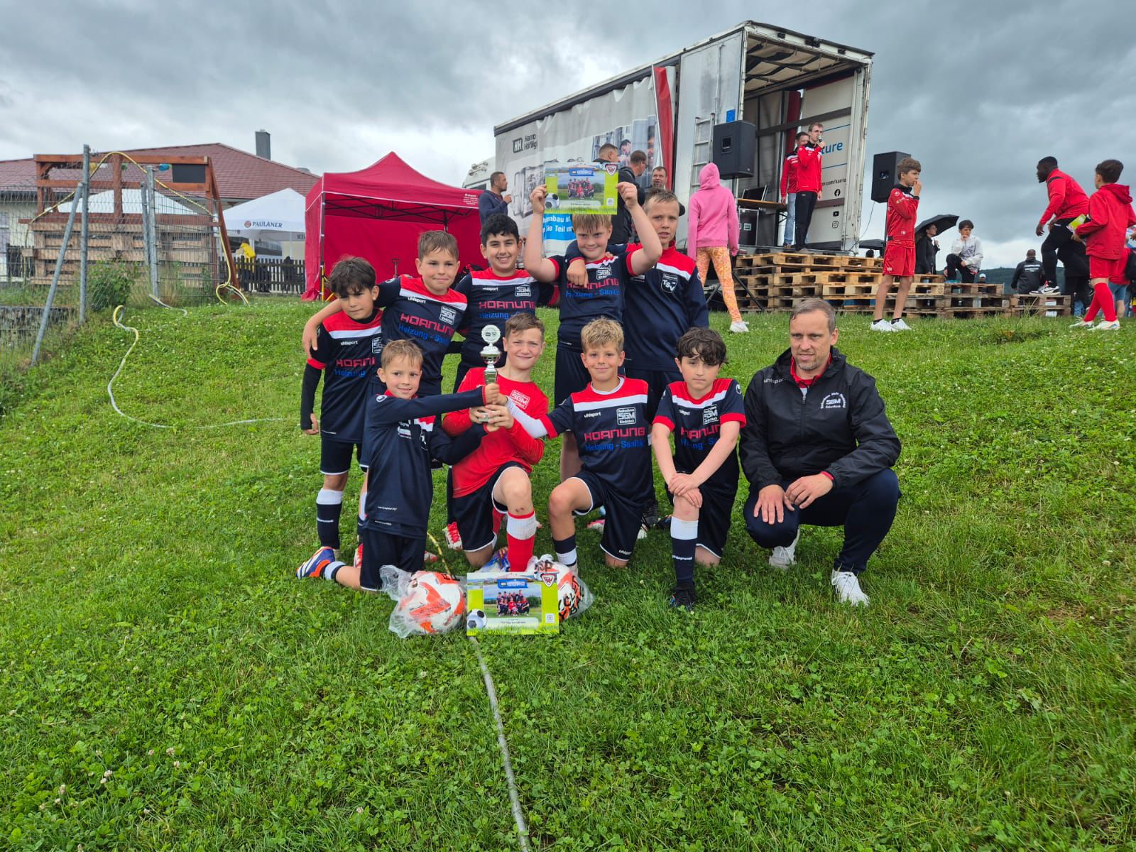 Bild der E-Junioren des TSV Haubesbronn, die beim Turnier in Allmersbach 2025 einen erfolgreichen 3. Platz belegen .