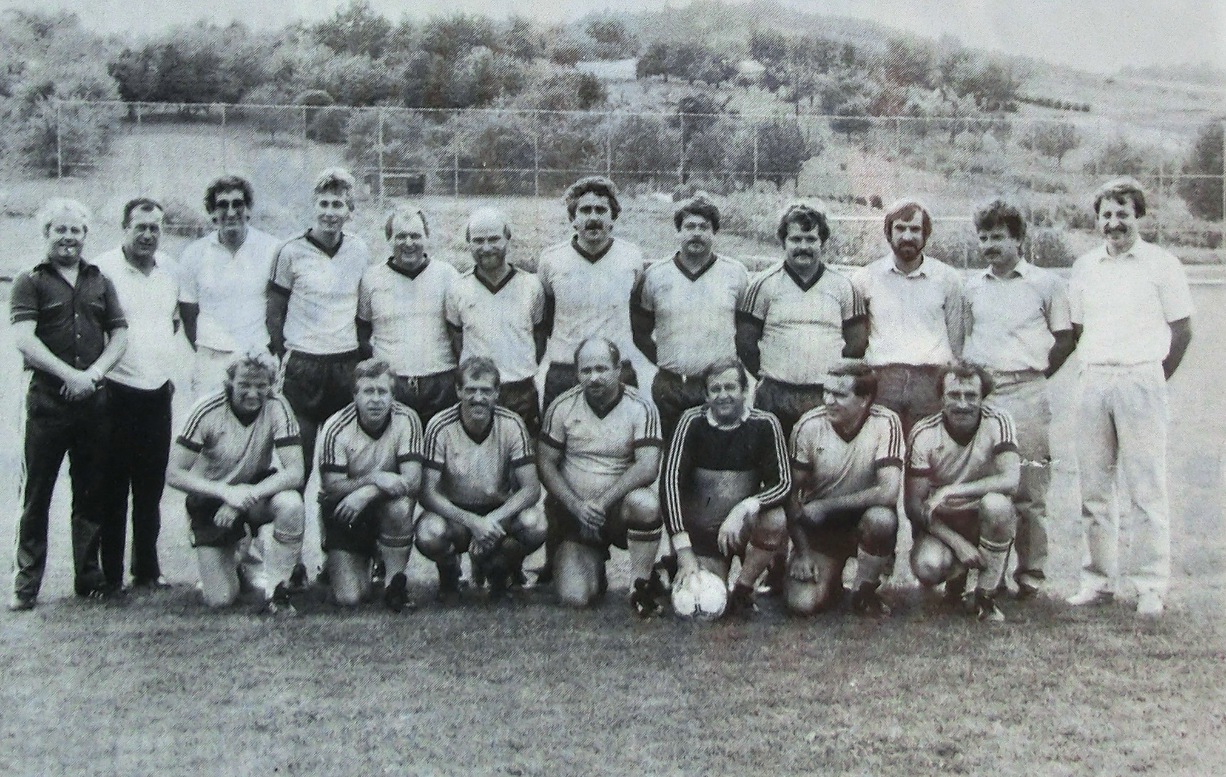 Zu sehen ist das Manschaftsbild der AH vom TSV Haubersbronn aus dem Jahre 1985